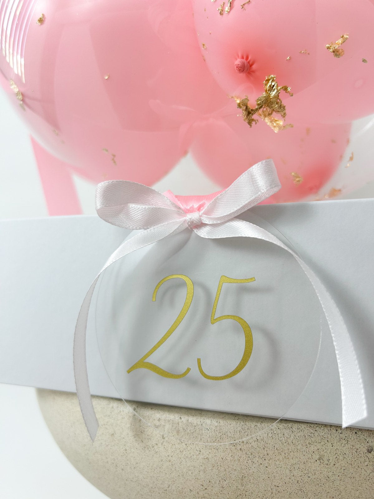 Rojstnodnevni balon z mini baloni roza