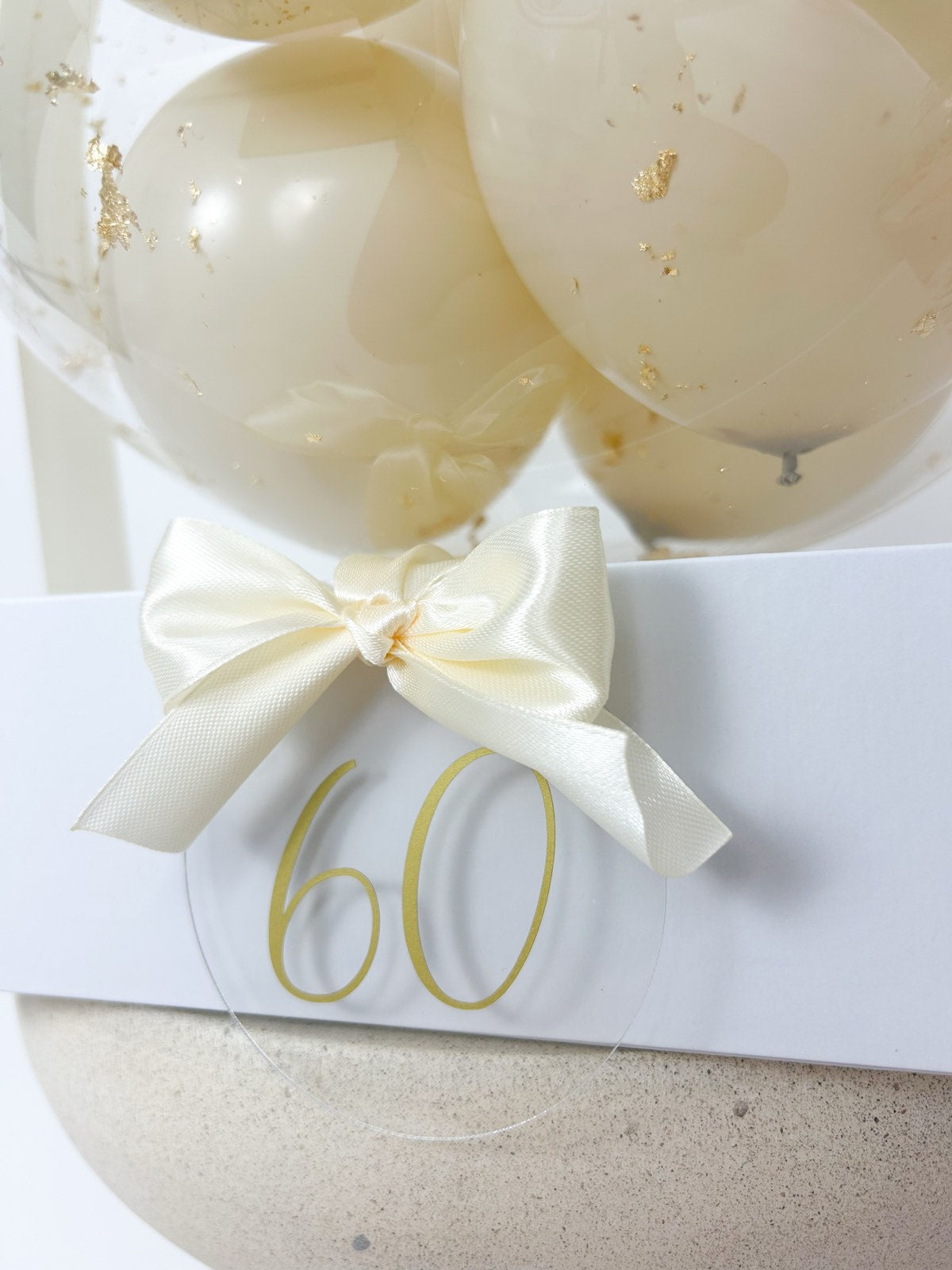 Rojstnodnevni balon z mini baloni bež