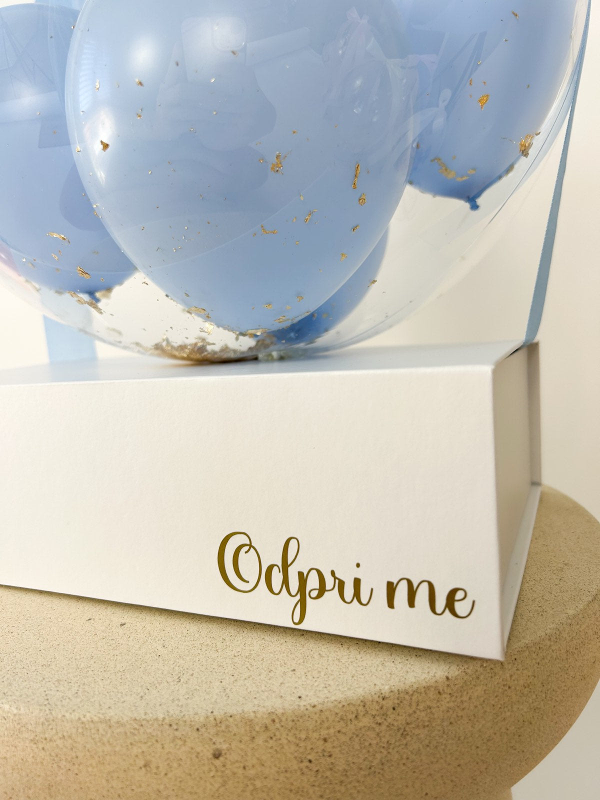 Rojstnodnevni balon z mini baloni moder