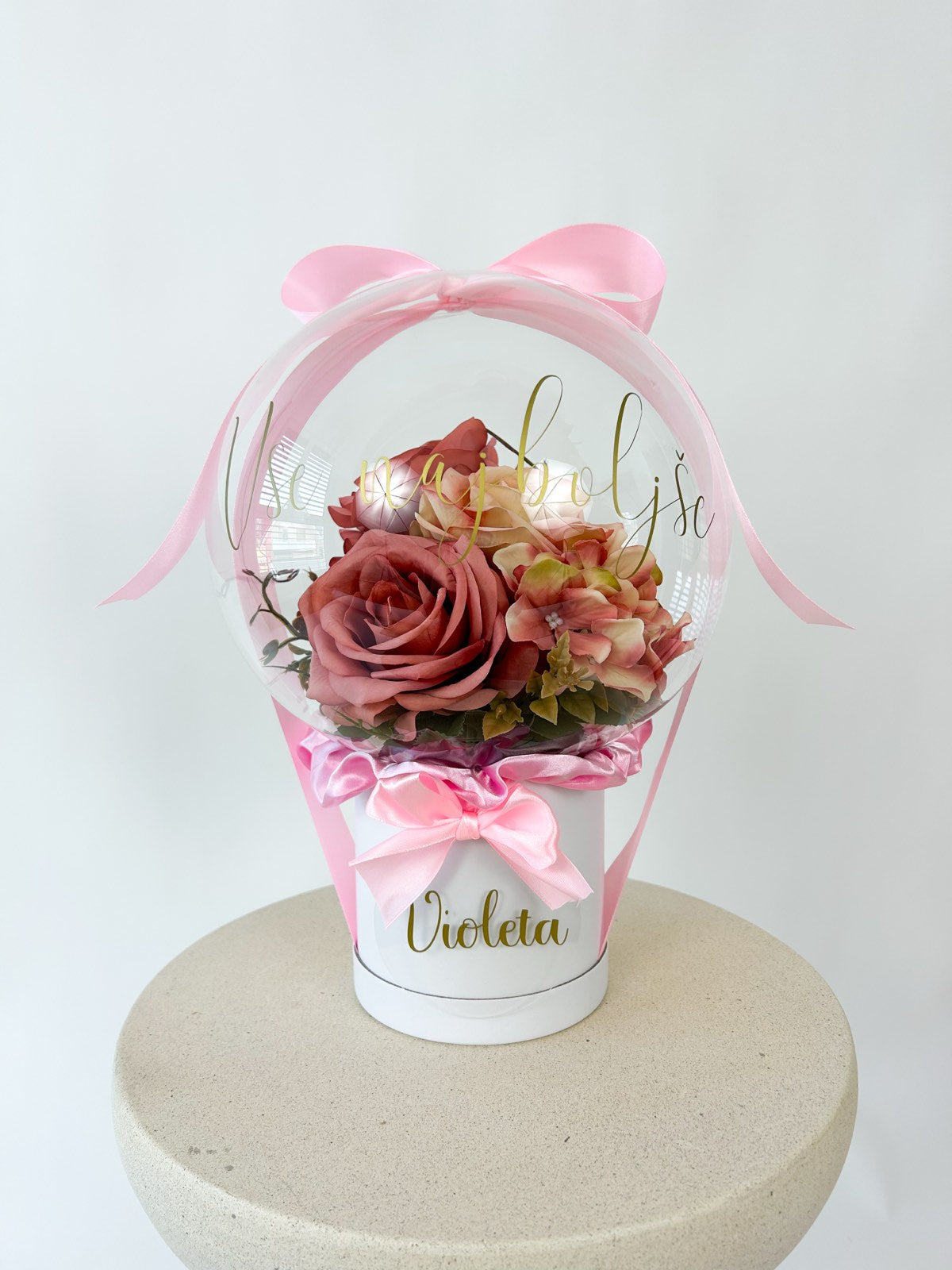 Rojstnodnevni balon z roza cvetjem