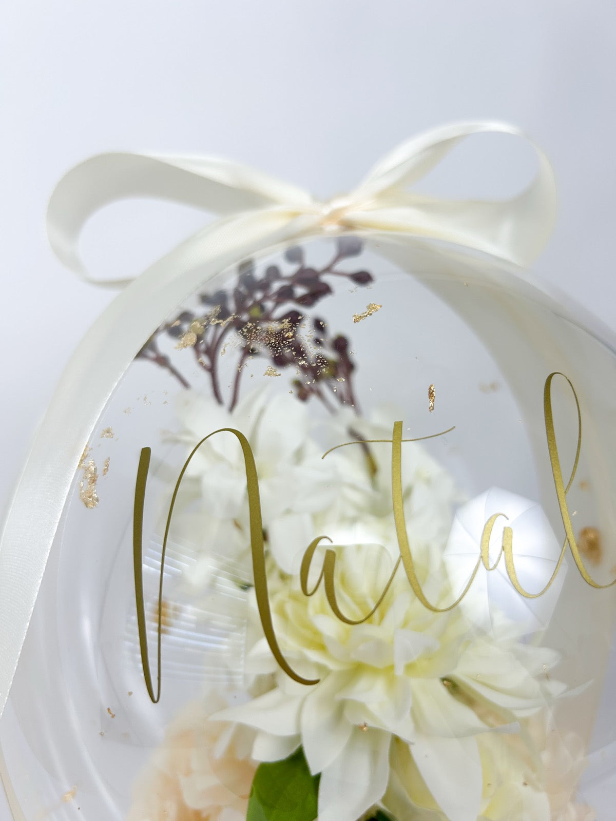 Rojstnodnevni balon z belim cvetjem