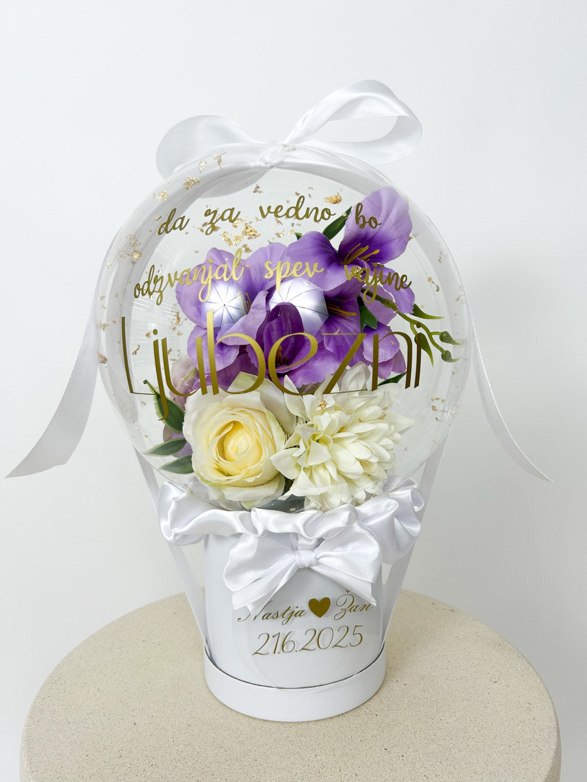 Poročni balon z vijioličnim cvetjem