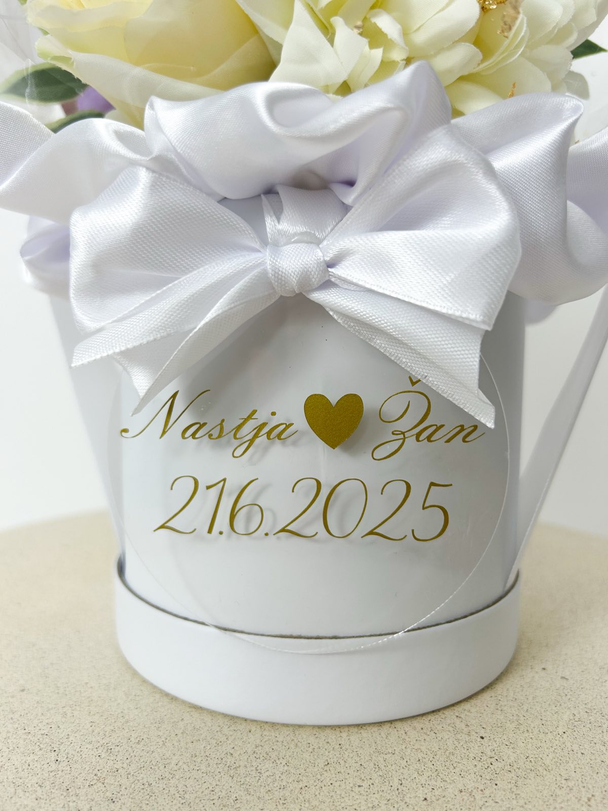 Poročni balon z vijioličnim cvetjem