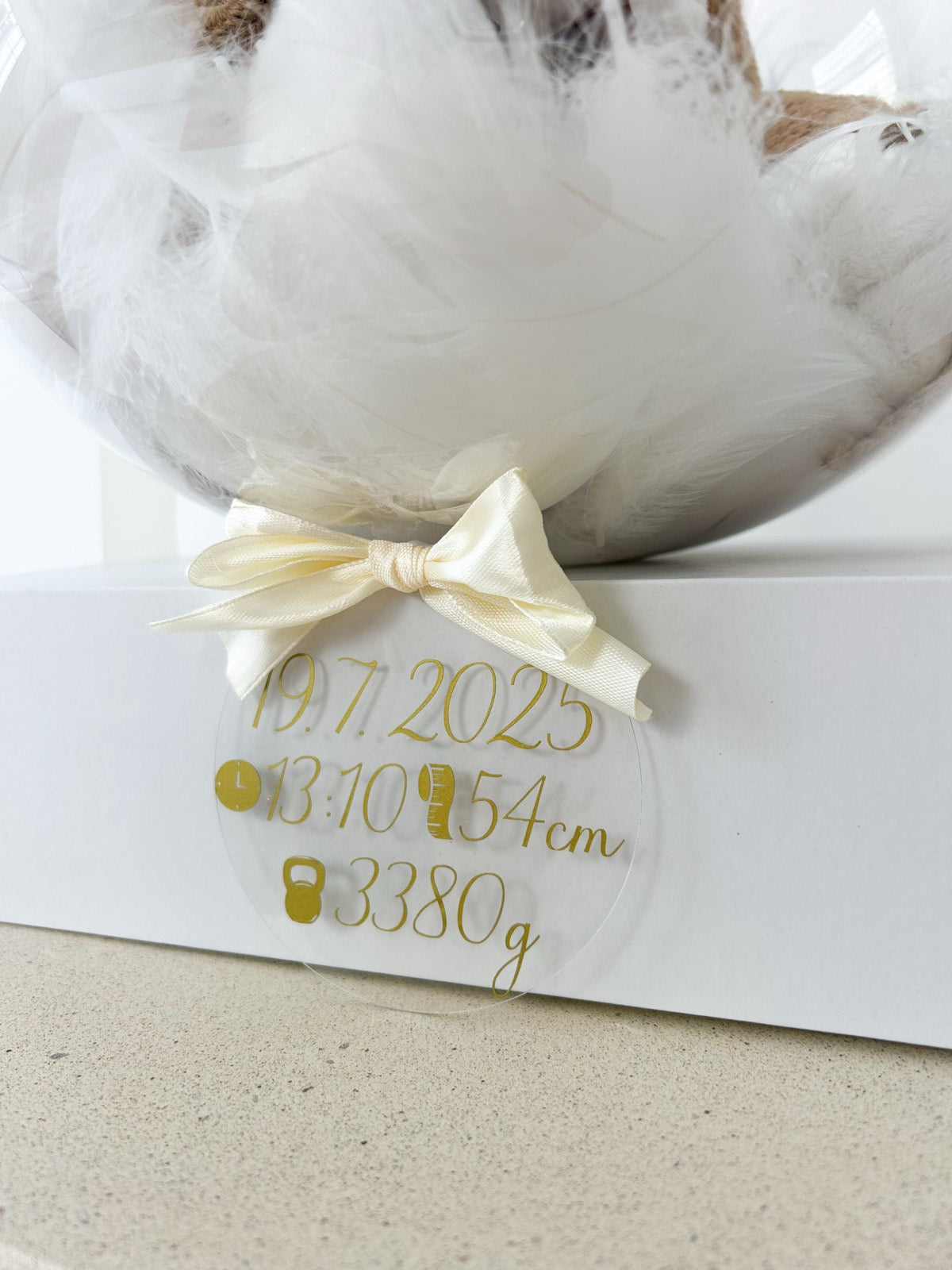 Balon ob rojstvu otroka z igračo bež