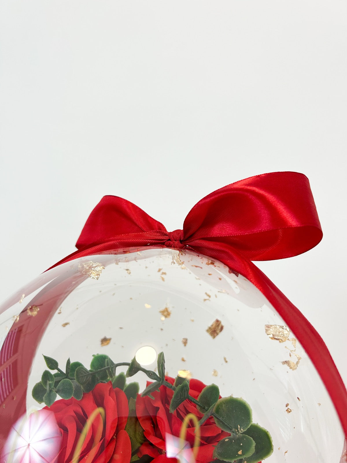 Balon ob rojstvu otroka s cvetjem rdeč