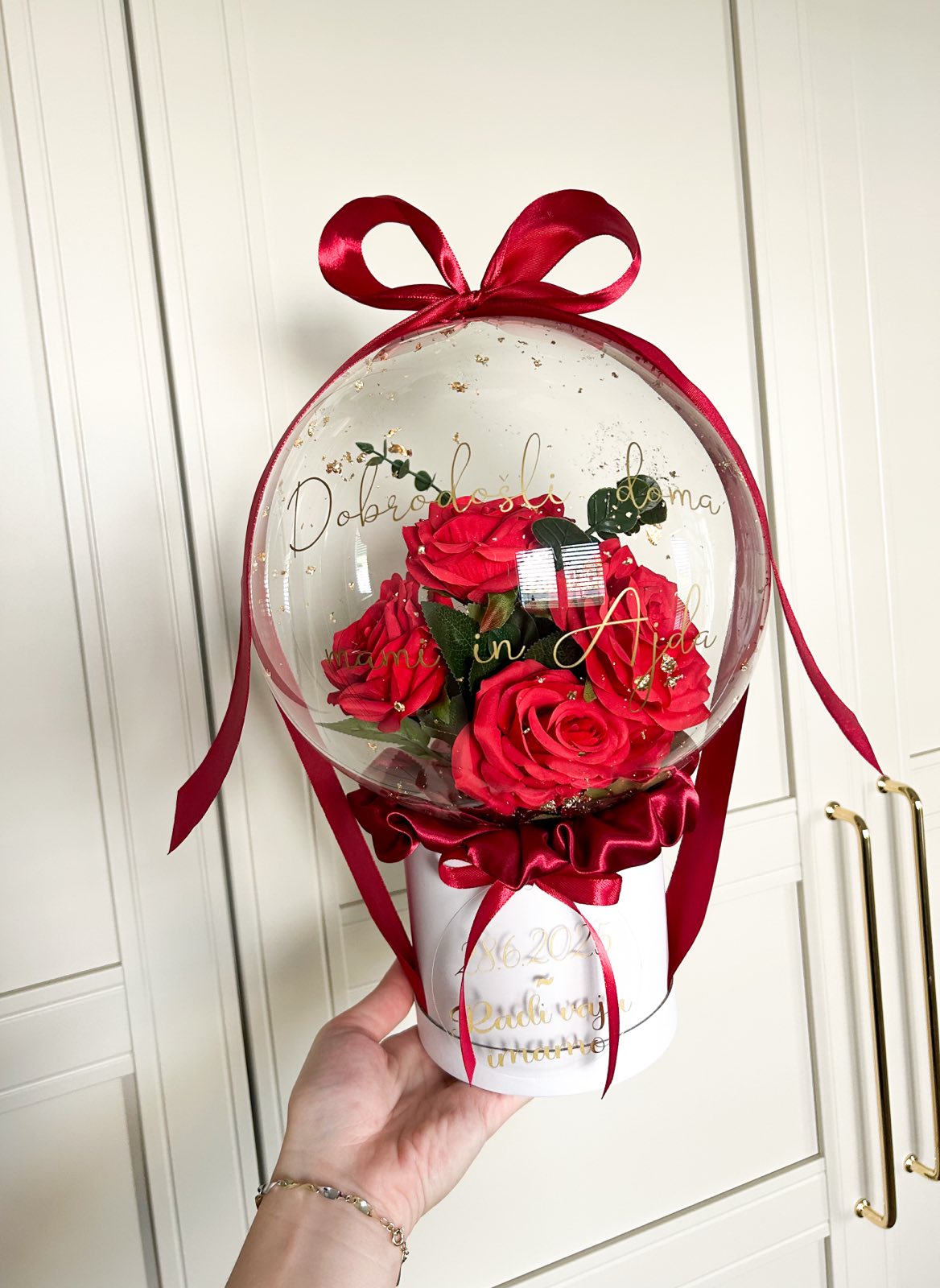 Balon ob rojstvu otroka s cvetjem rdeč