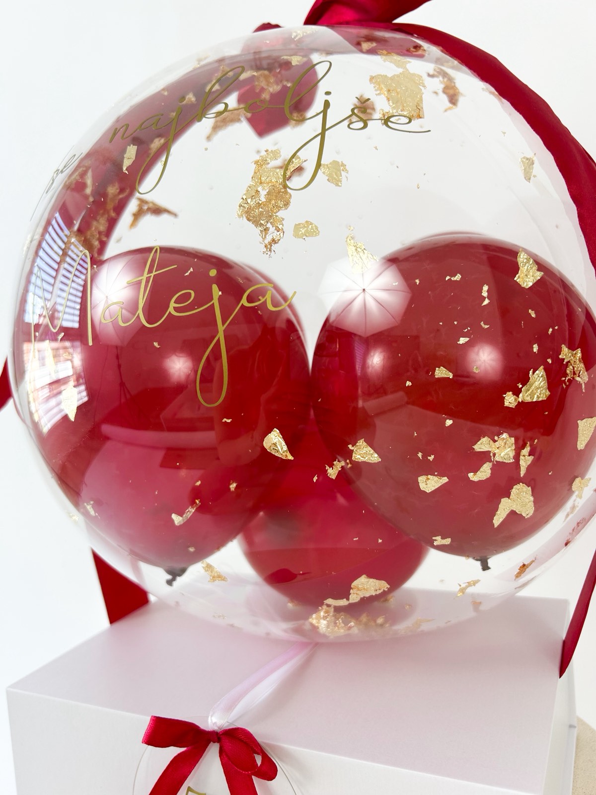 Rojstnodnevni balon z mini baloni rdeč