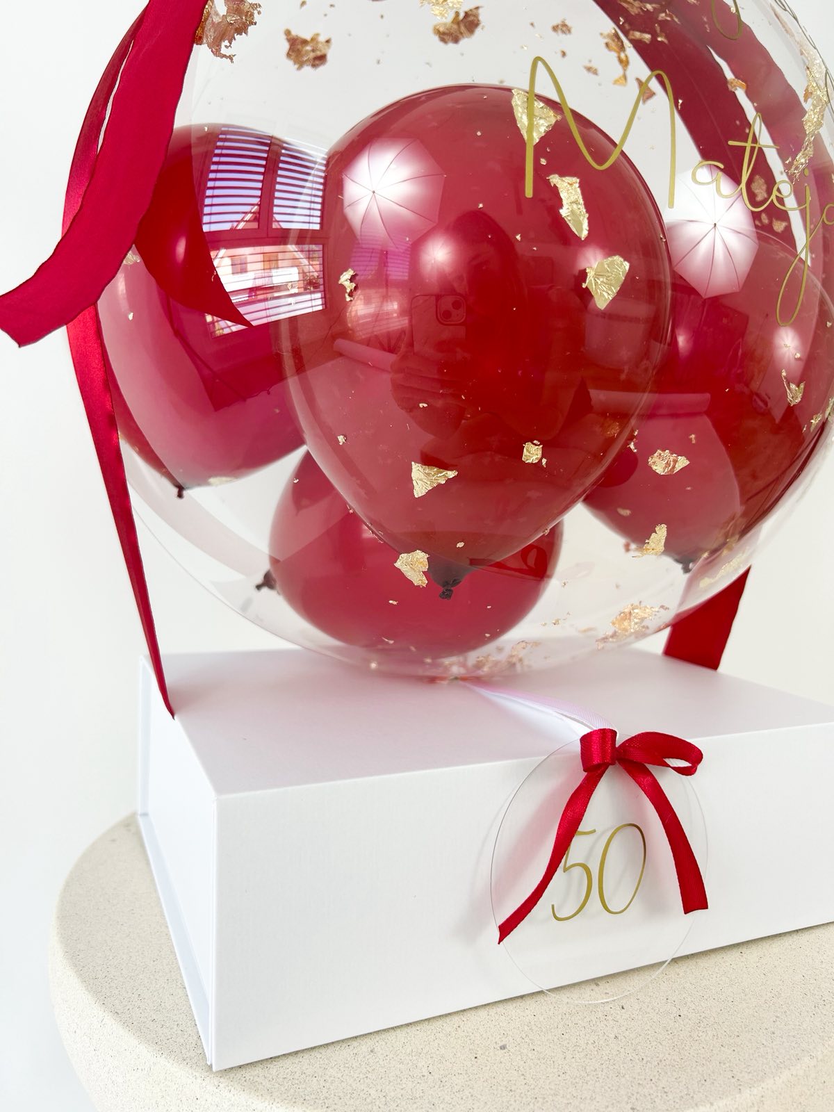 Rojstnodnevni balon z mini baloni rdeč