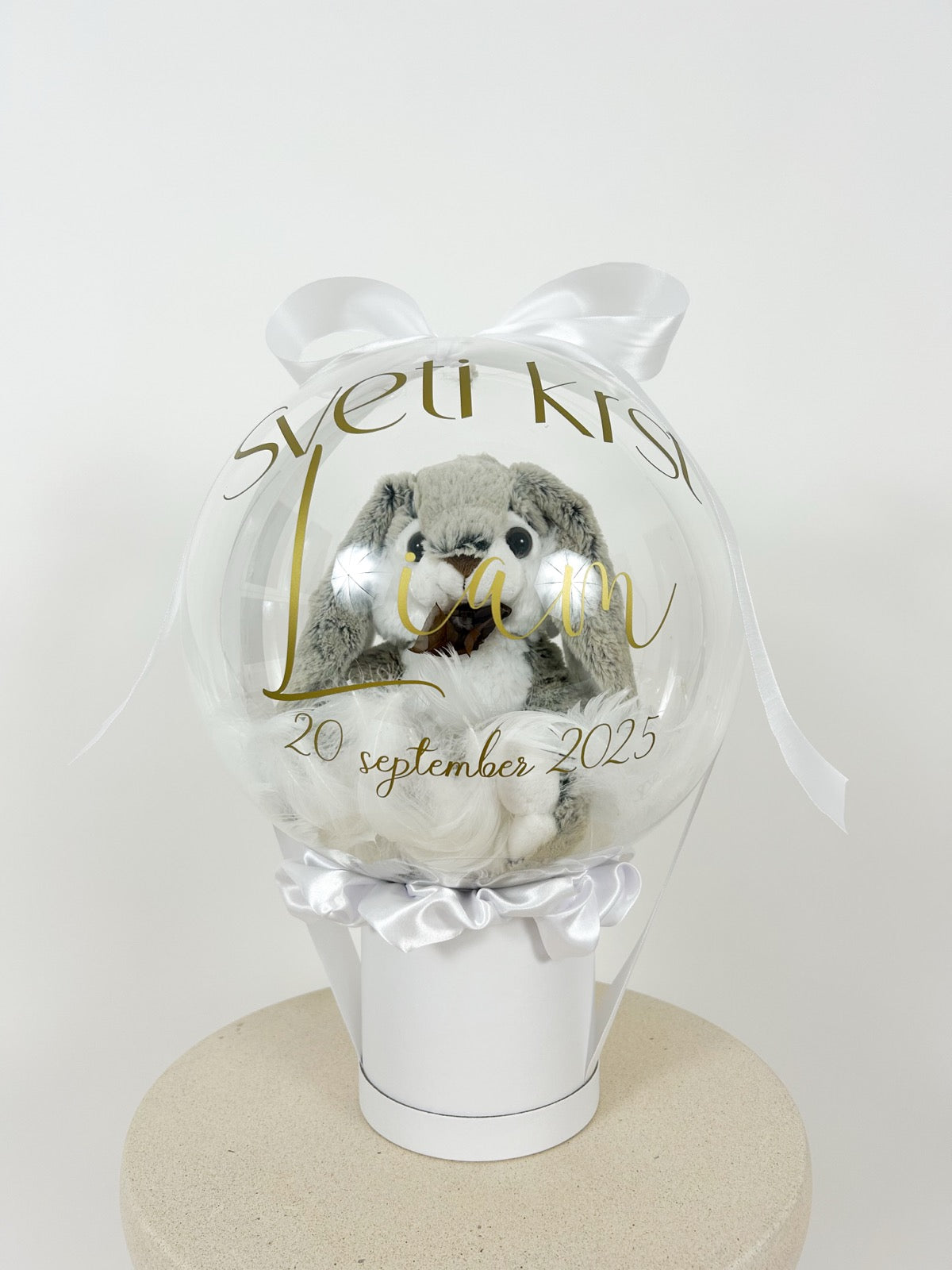 Krstni balon s sivim zajčkom bel