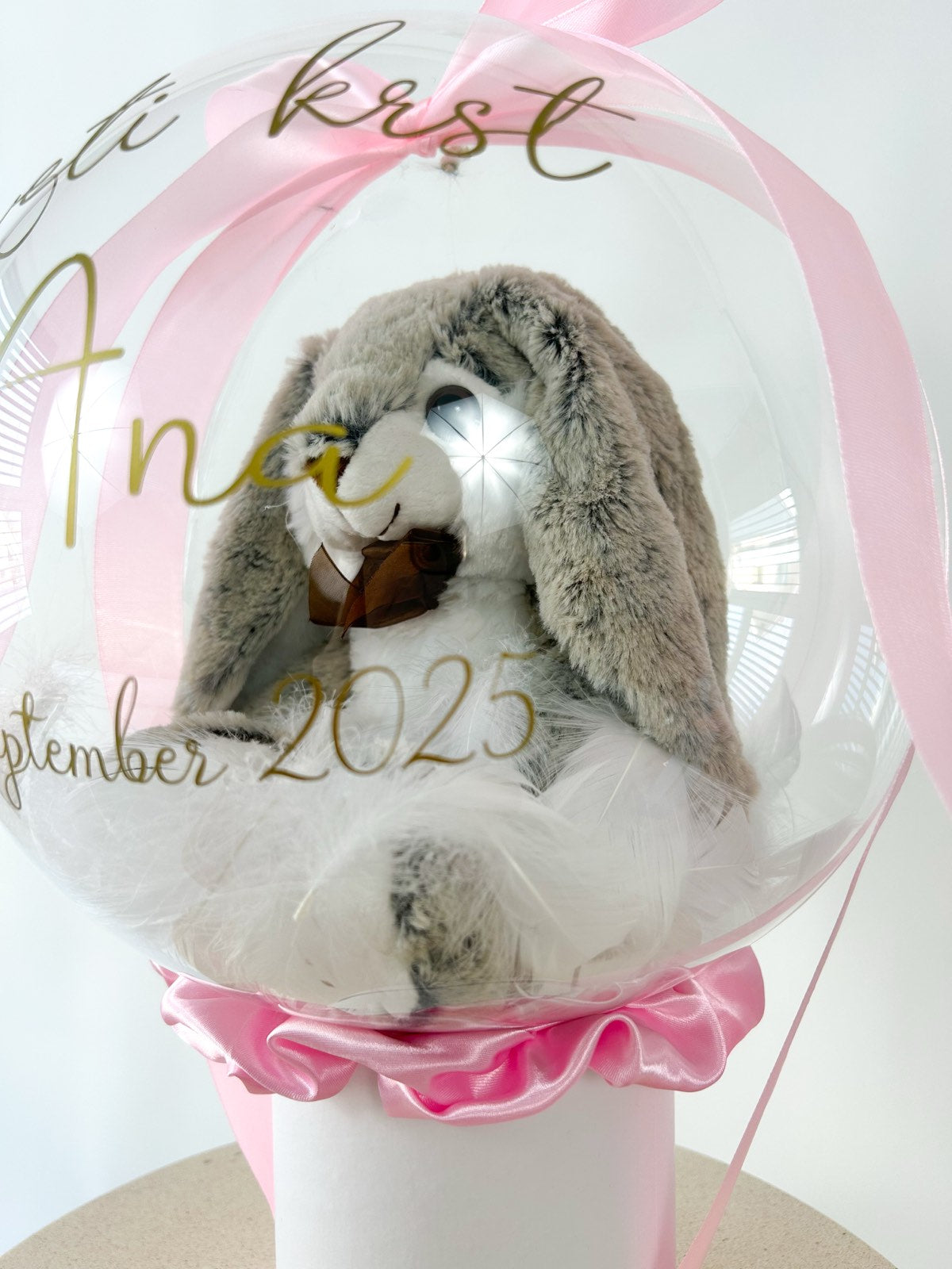 Krstni balon s sivim zajčkom roza
