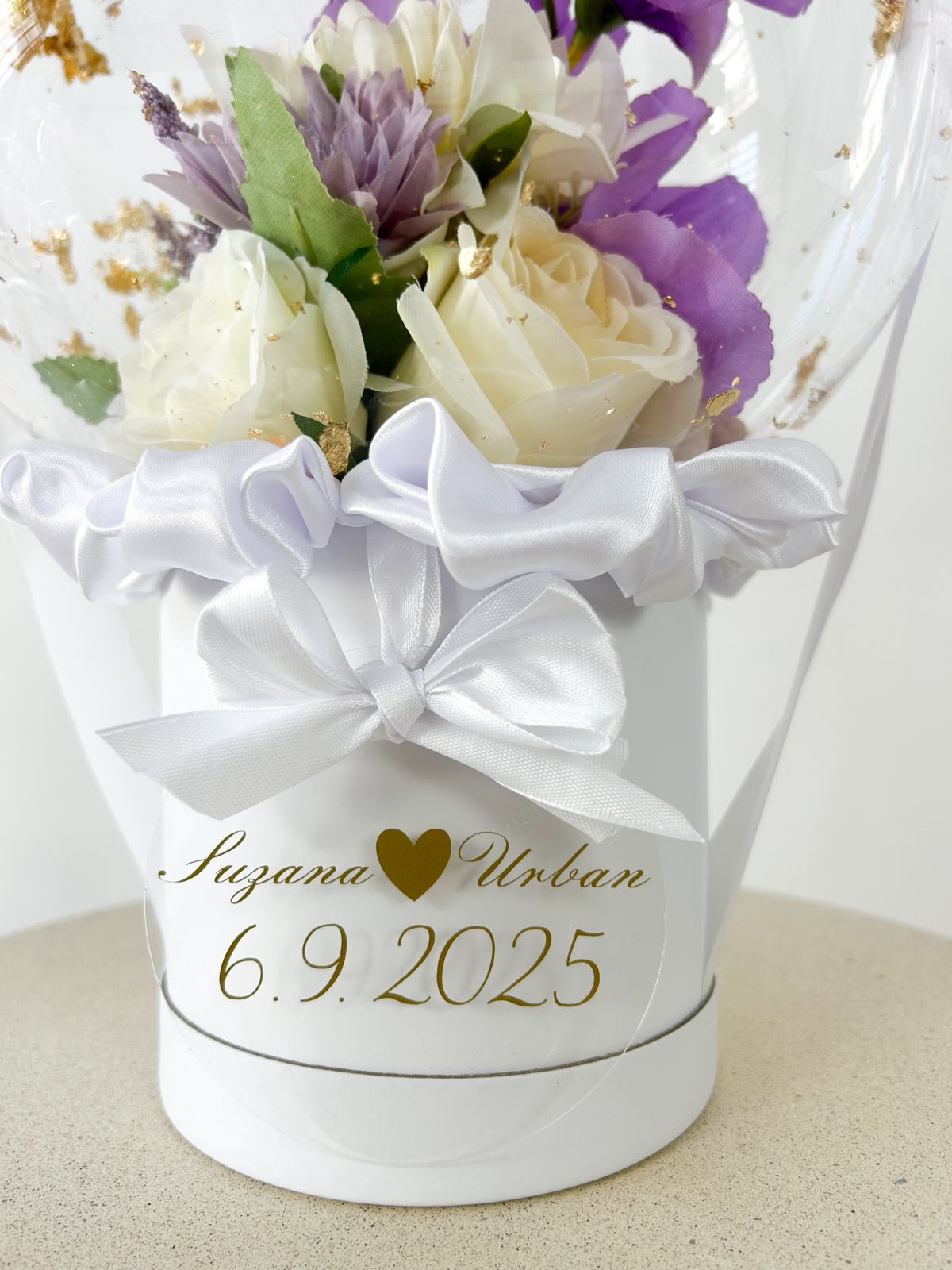 Poročni balon z vijioličnim cvetjem