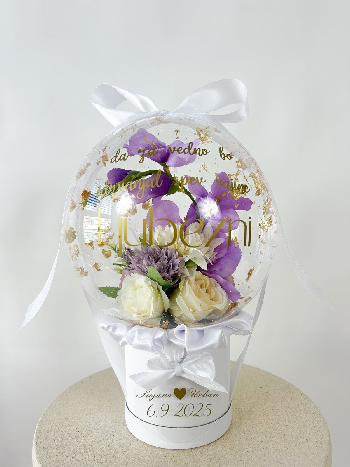 Poročni balon z vijioličnim cvetjem
