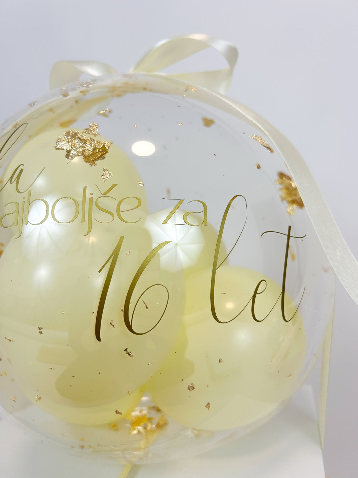 Rojstnodnevni balon z mini baloni rumen