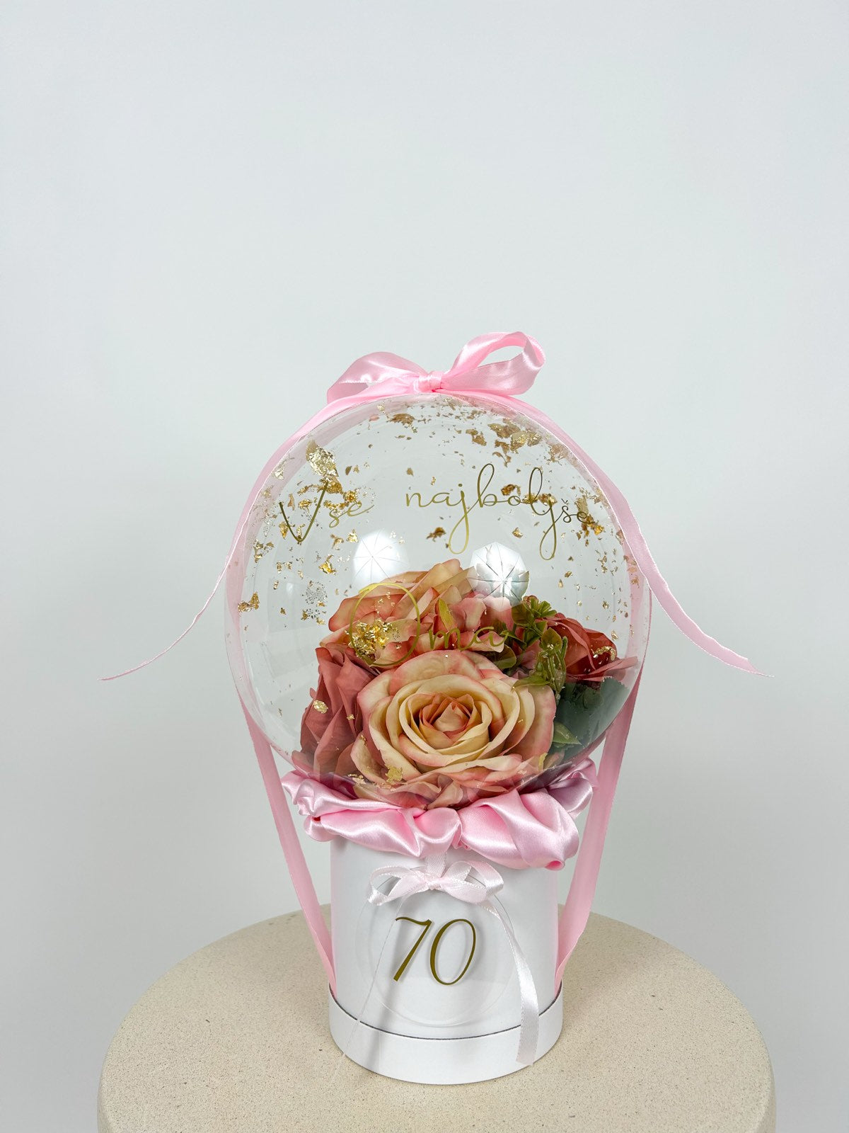 Rojstnodnevni balon z roza cvetjem