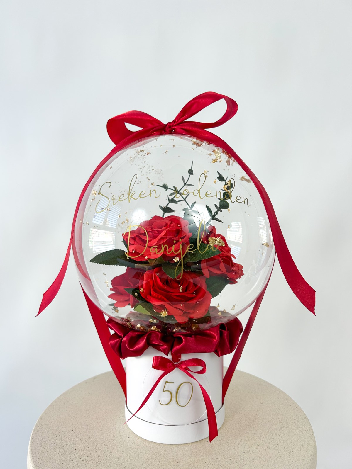 Rojstnodnevni balon z rdečim cvetjem