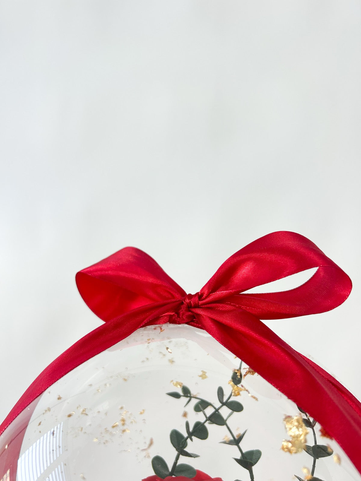 Rojstnodnevni balon z rdečim cvetjem