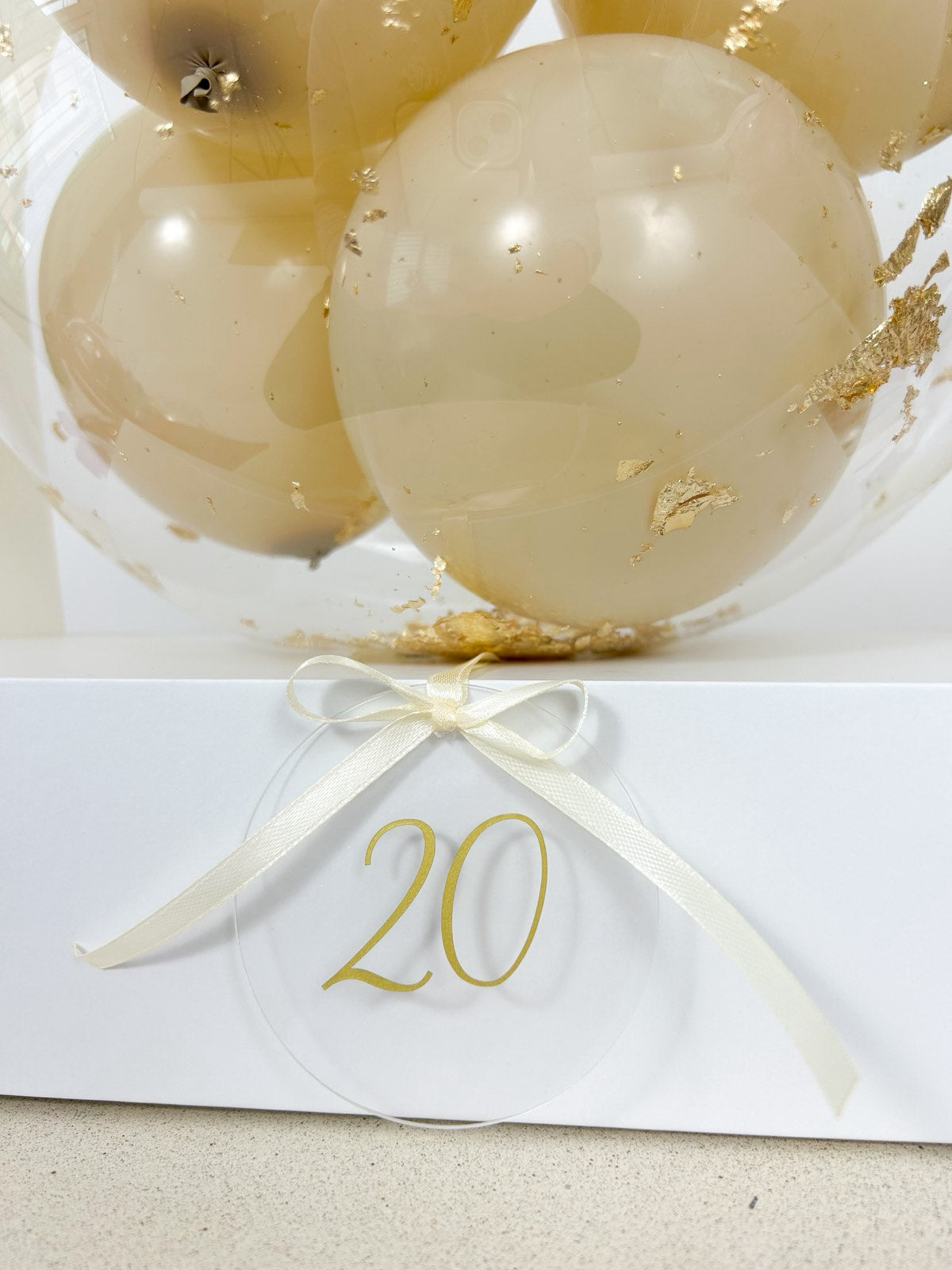 Rojstnodnevni balon z mini baloni bež