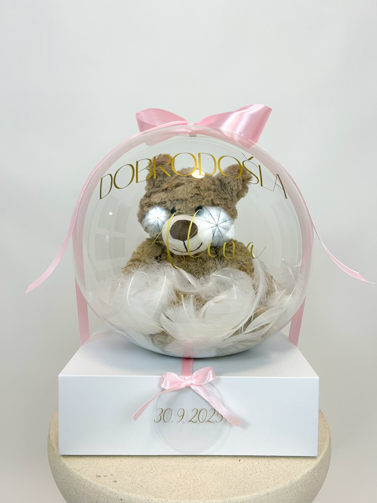 Balon ob rojstvu otroka z igračo roza