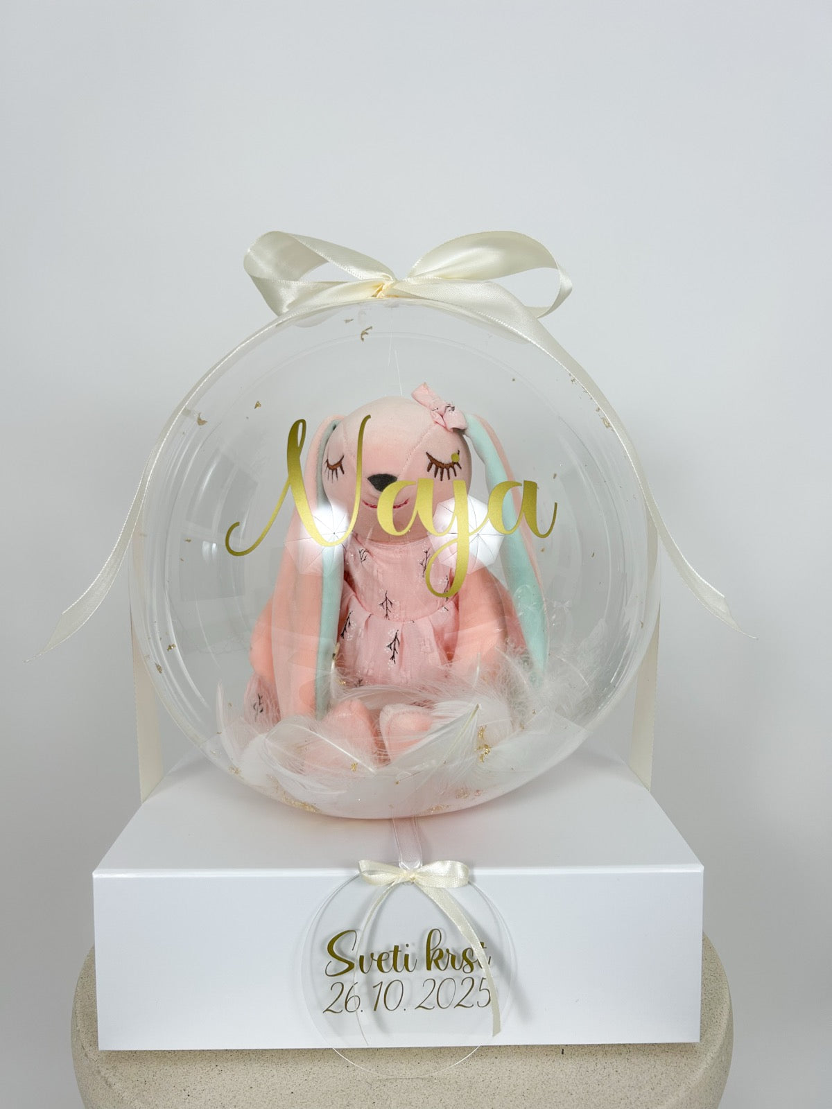 Krstni balon z roza zajčkom in akrilno ploščico bež