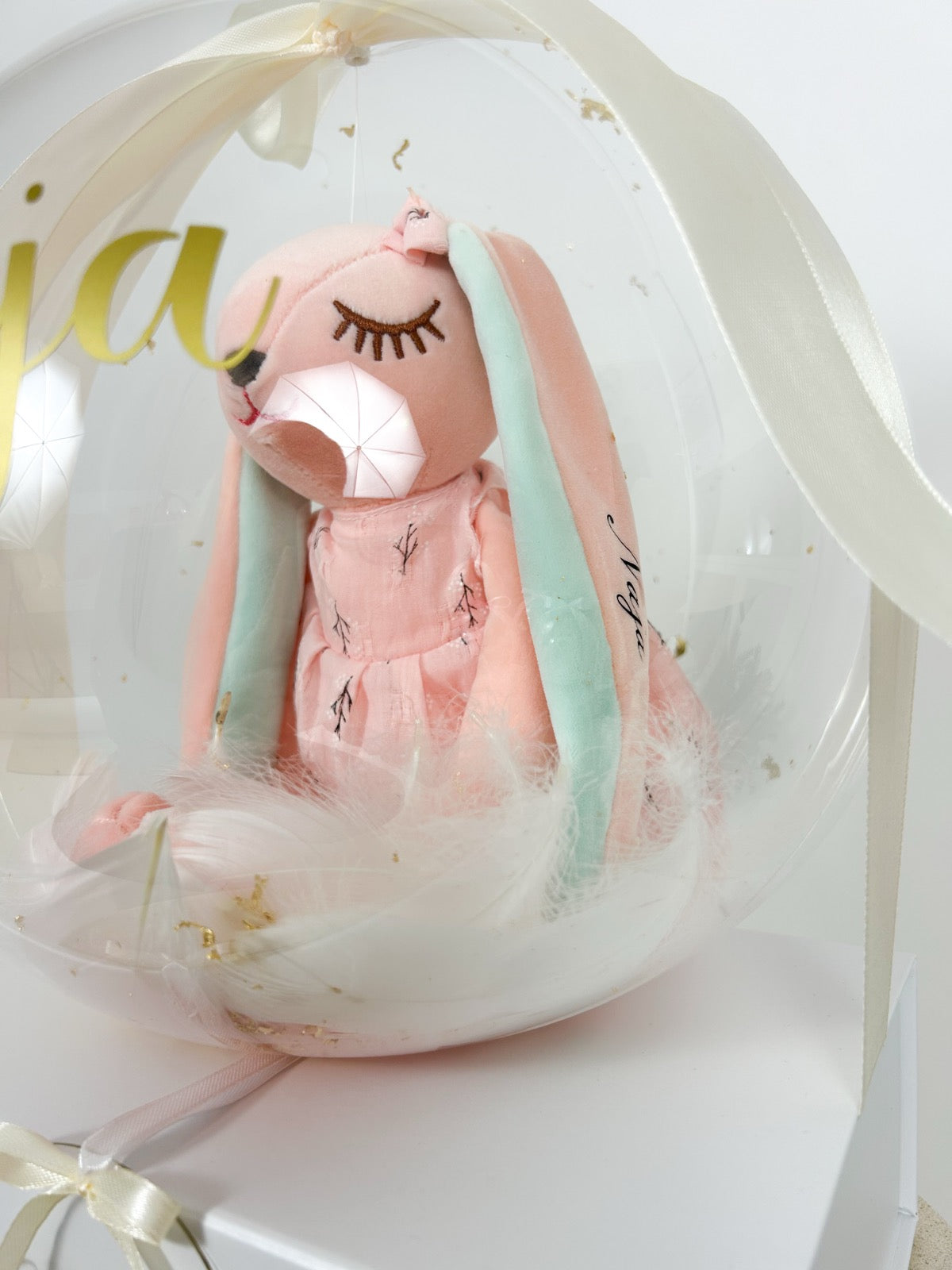 Krstni balon z roza zajčkom in akrilno ploščico bež