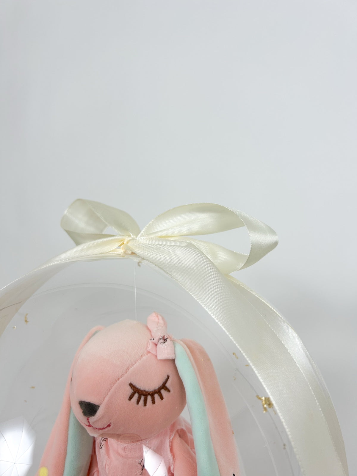 Krstni balon z roza zajčkom in akrilno ploščico bež