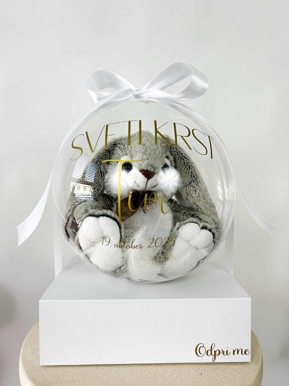 Krstni balon s sivim zajčkom bel