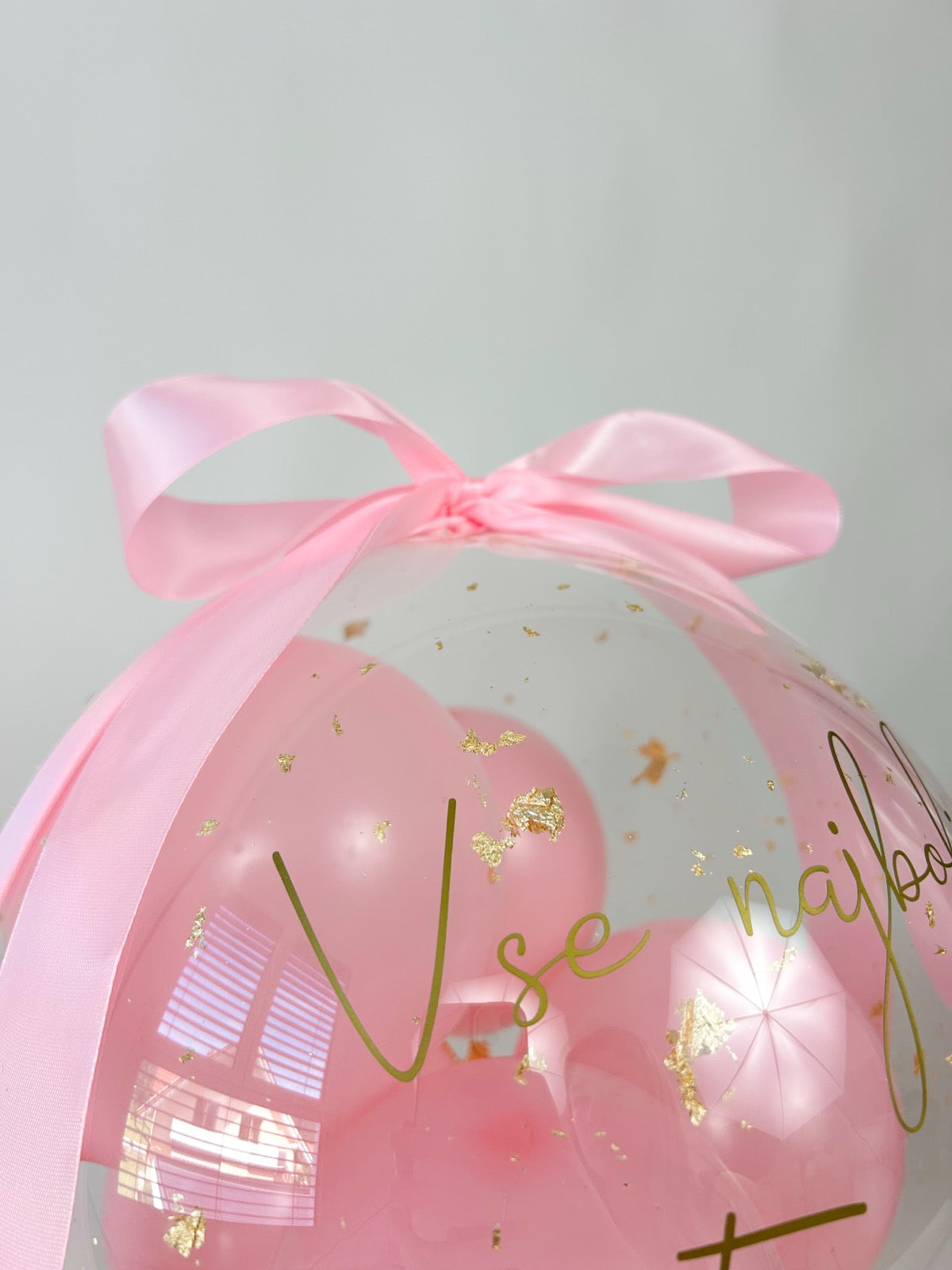 Rojstnodnevni balon z mini baloni roza