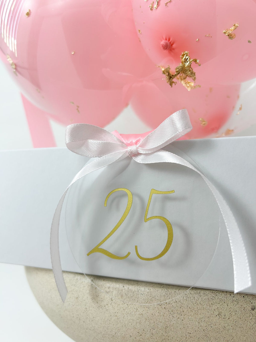 Rojstnodnevni balon z mini baloni roza