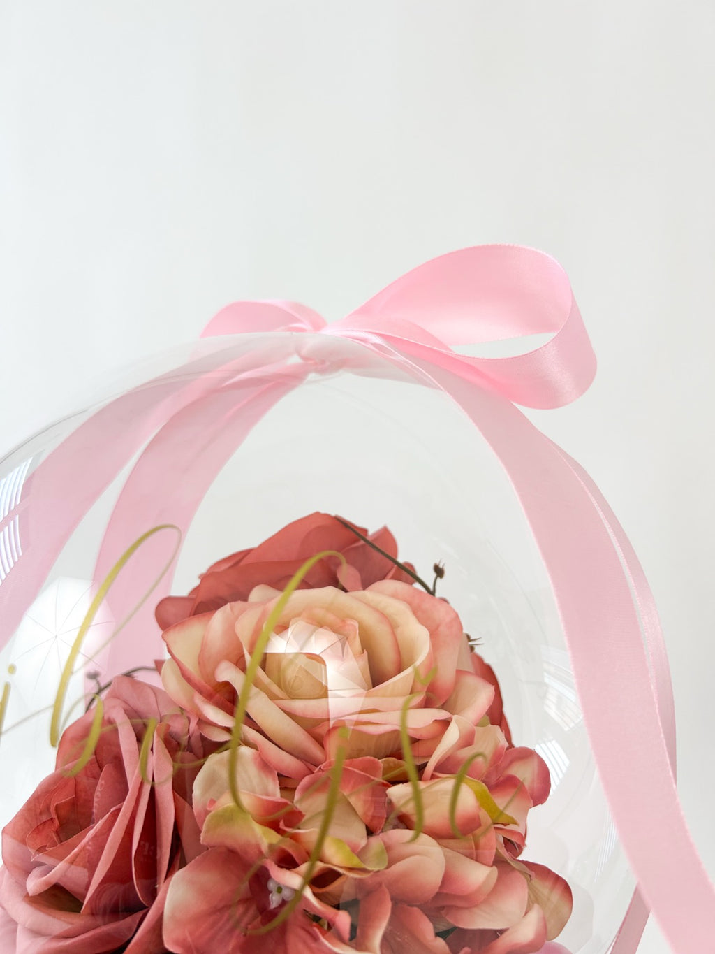 Rojstnodnevni balon z roza cvetjem