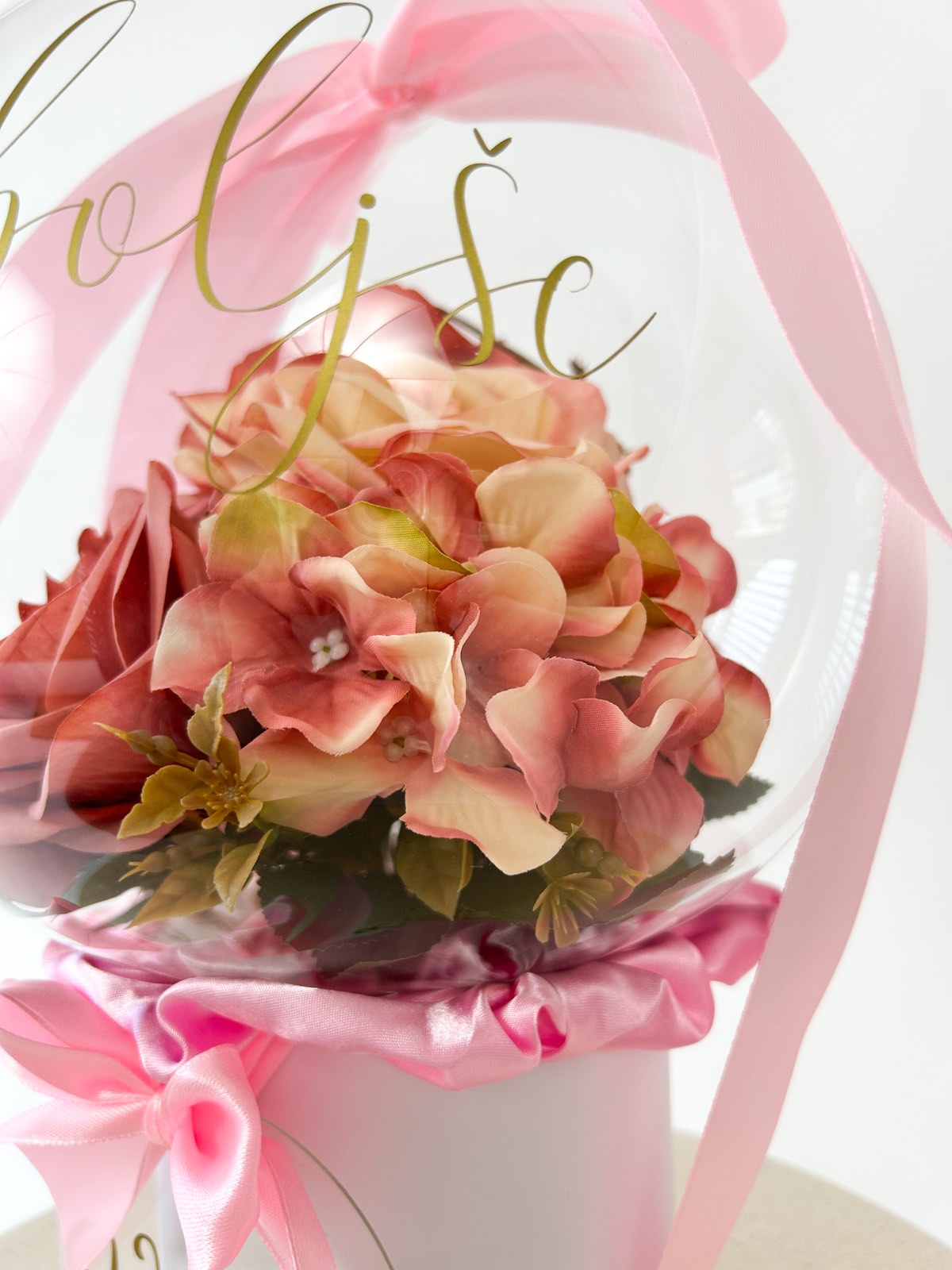 Rojstnodnevni balon z roza cvetjem