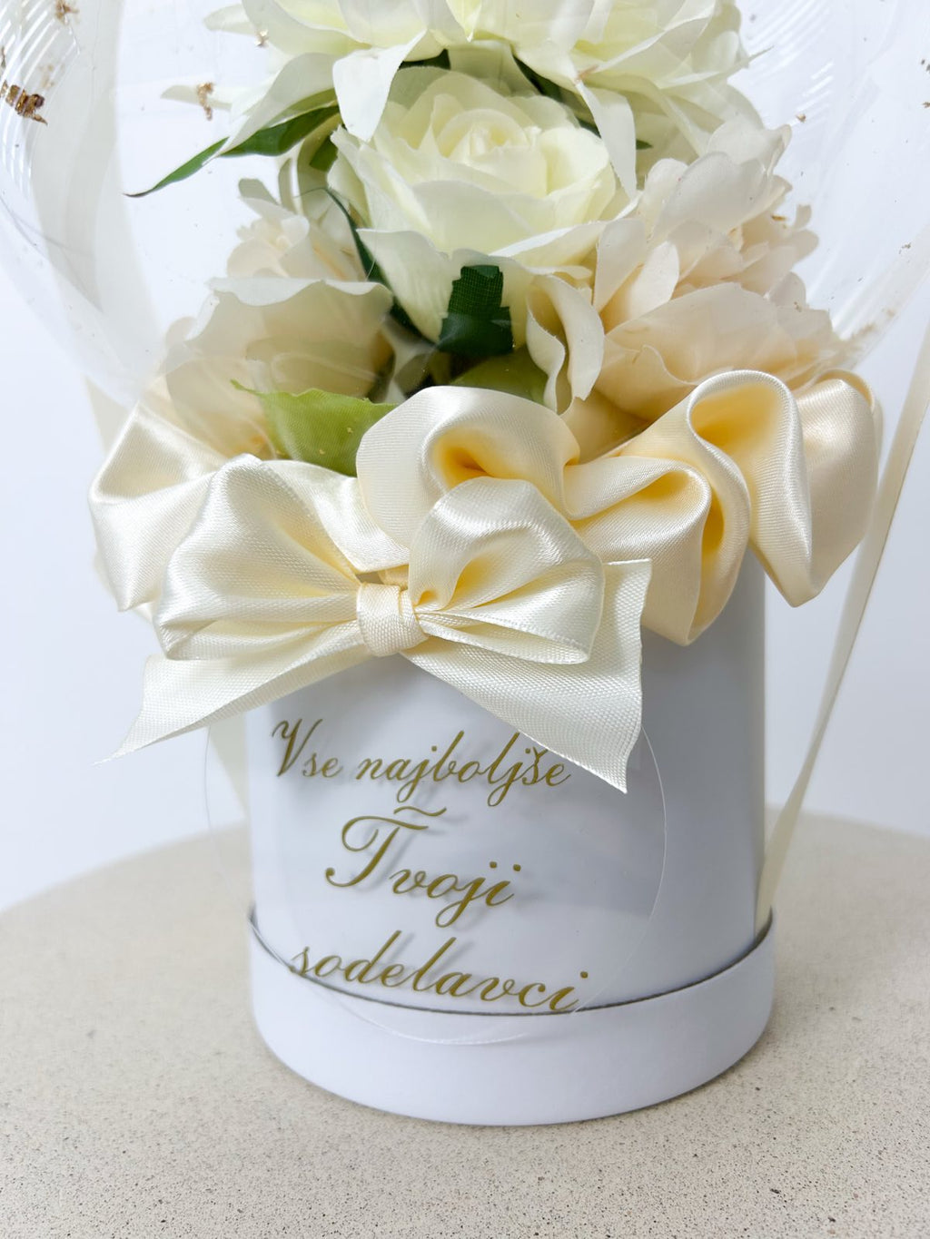 Rojstnodnevni balon z belim cvetjem