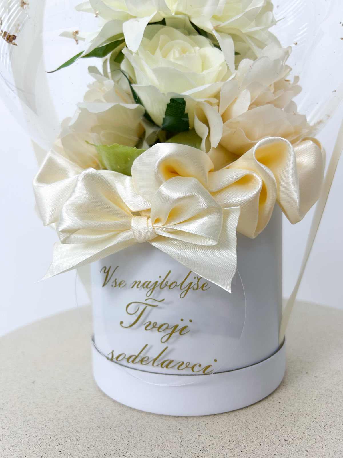 Rojstnodnevni balon z belim cvetjem