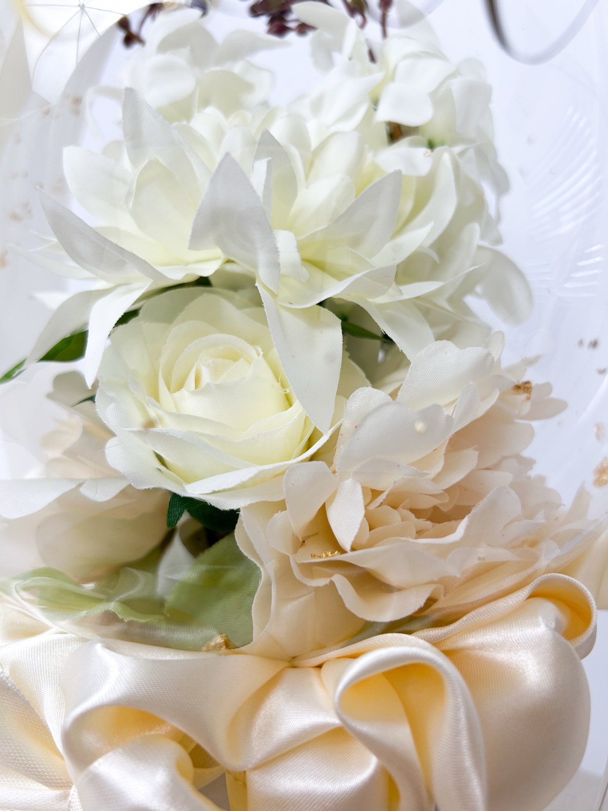 Rojstnodnevni balon z belim cvetjem