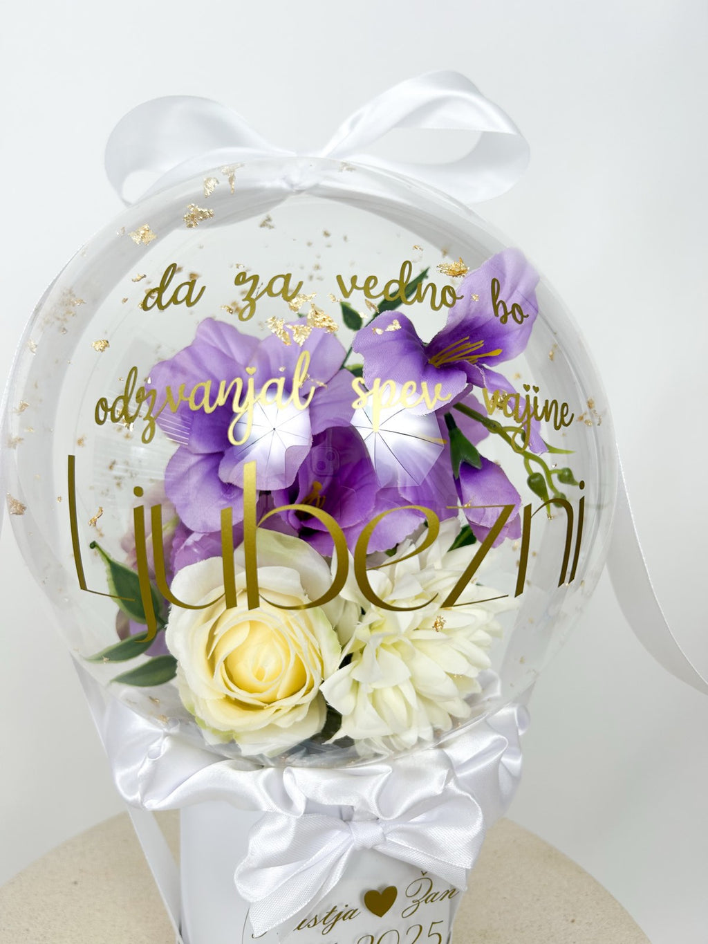 Poročni balon z vijioličnim cvetjem