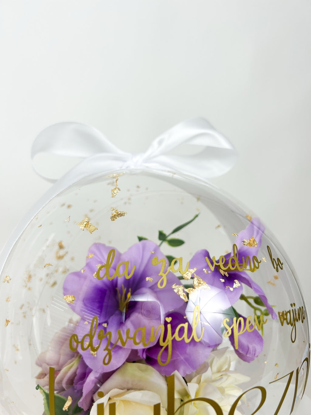 Poročni balon z vijioličnim cvetjem