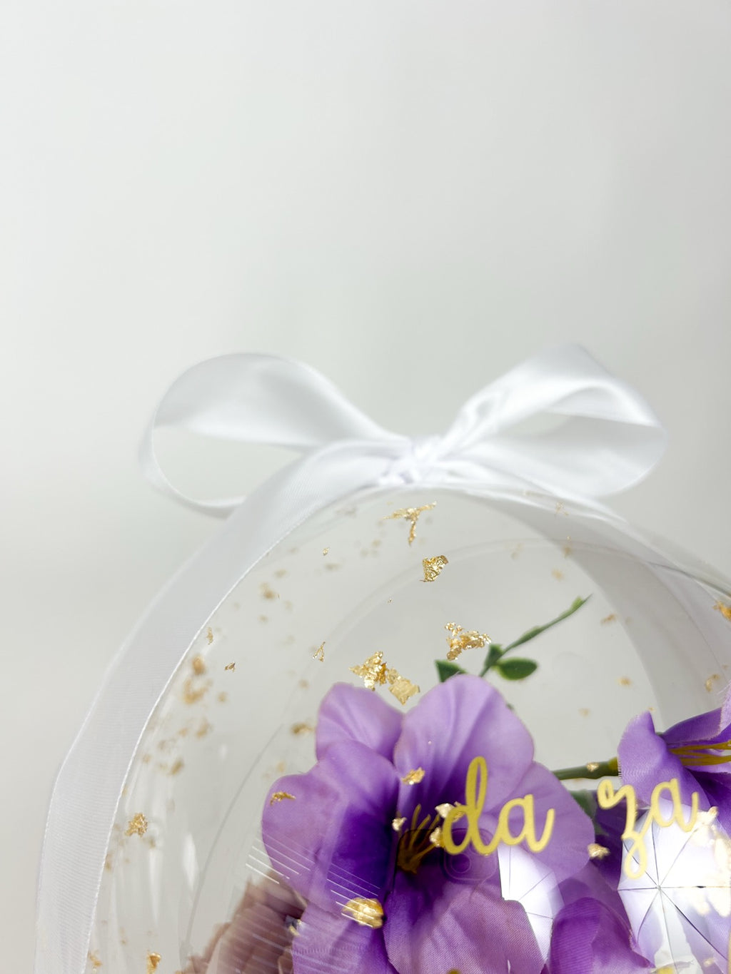 Poročni balon z vijioličnim cvetjem