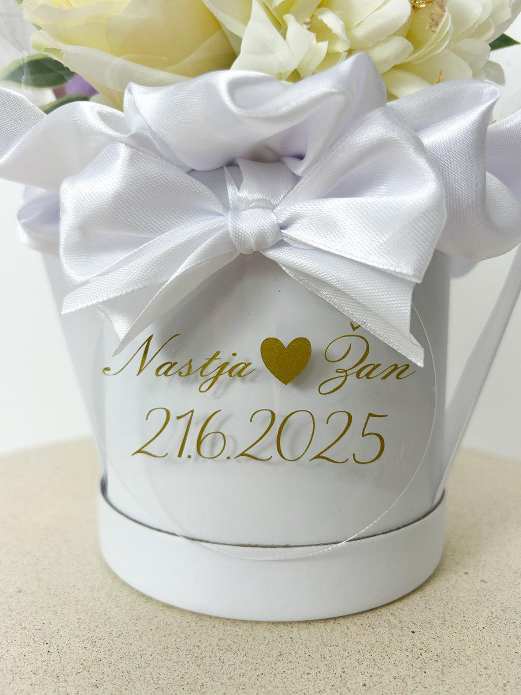 Poročni balon z vijioličnim cvetjem