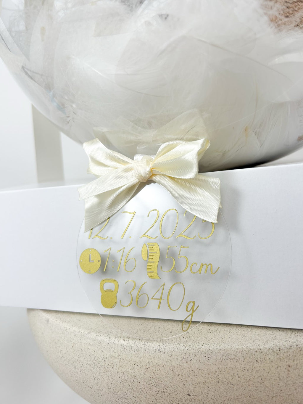 Balon ob rojstvu otroka z igračo bež