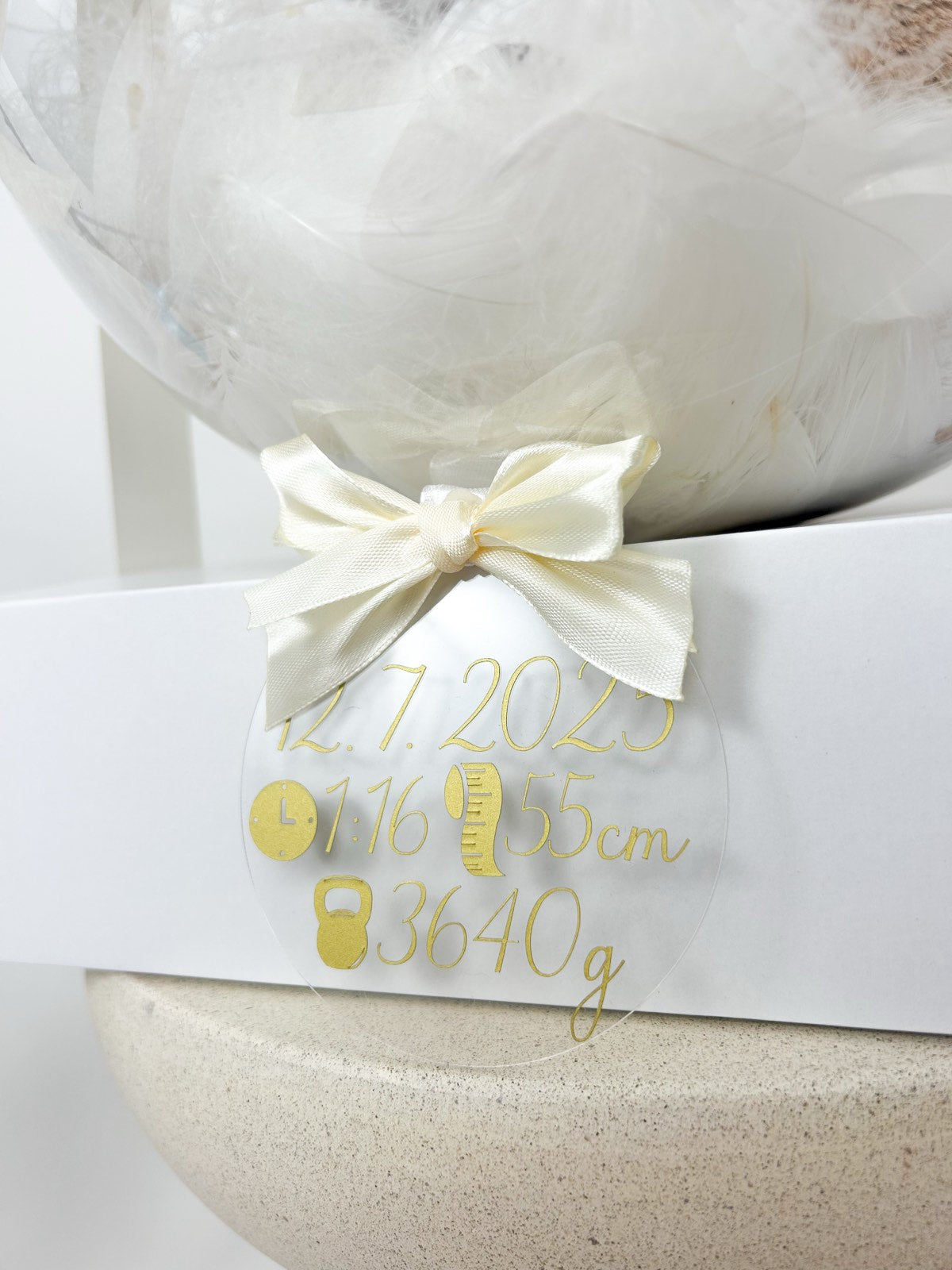 Balon ob rojstvu otroka z igračo bež