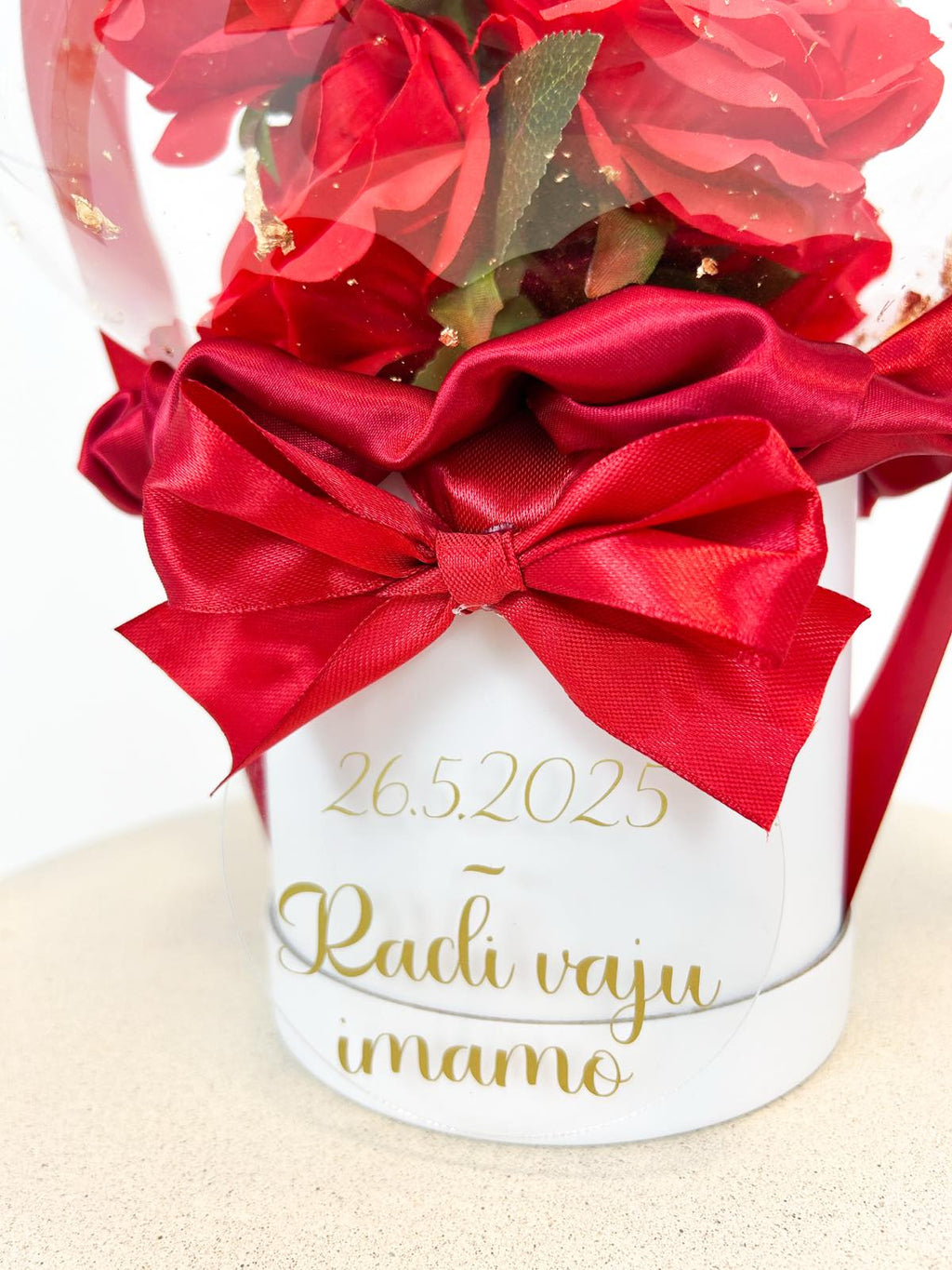 Balon ob rojstvu otroka s cvetjem rdeč