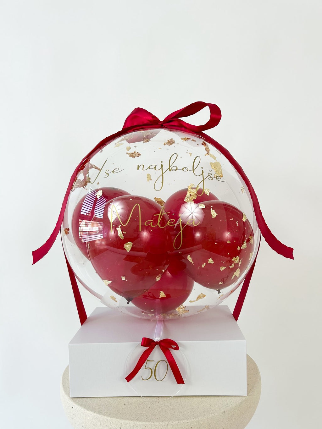 Rojstnodnevni balon z mini baloni rdeč