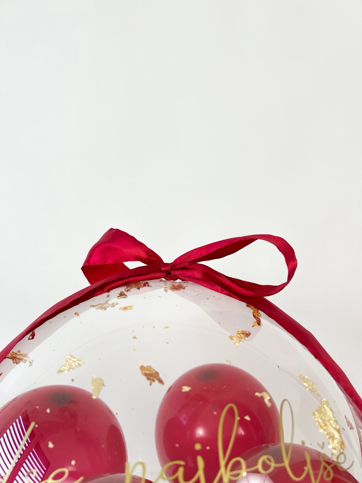 Rojstnodnevni balon z mini baloni rdeč