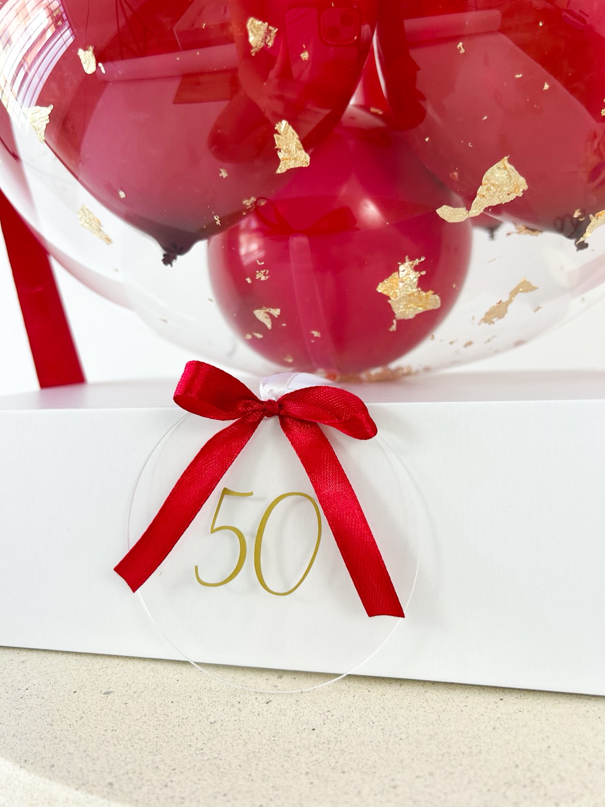 Rojstnodnevni balon z mini baloni rdeč