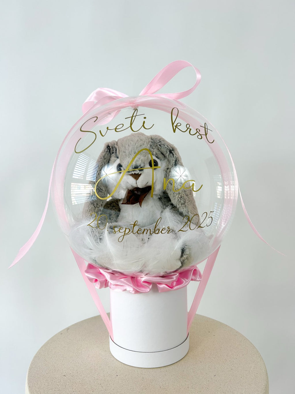 Krstni balon s sivim zajčkom roza