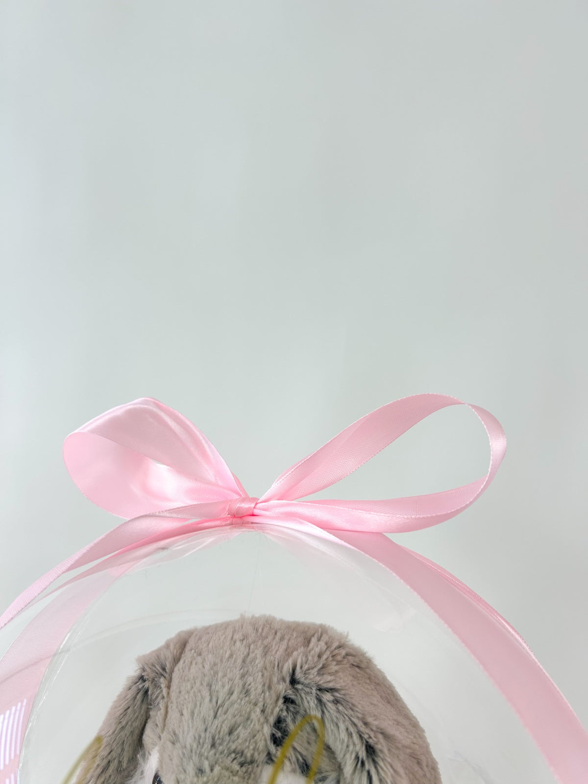 Krstni balon s sivim zajčkom roza