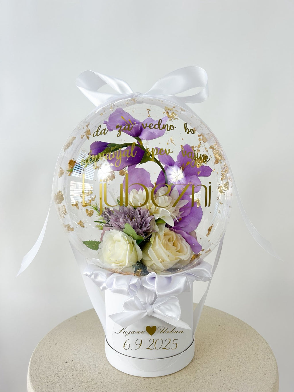 Poročni balon z vijioličnim cvetjem