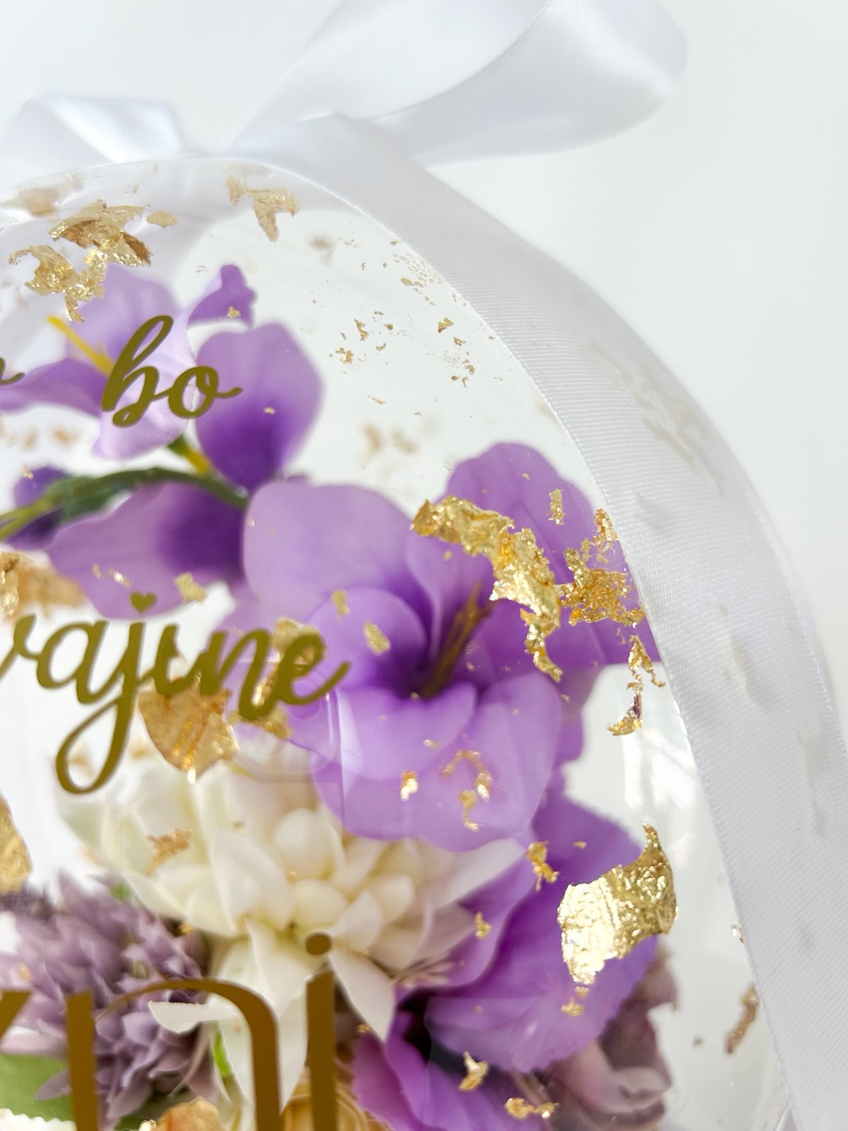 Poročni balon z vijioličnim cvetjem