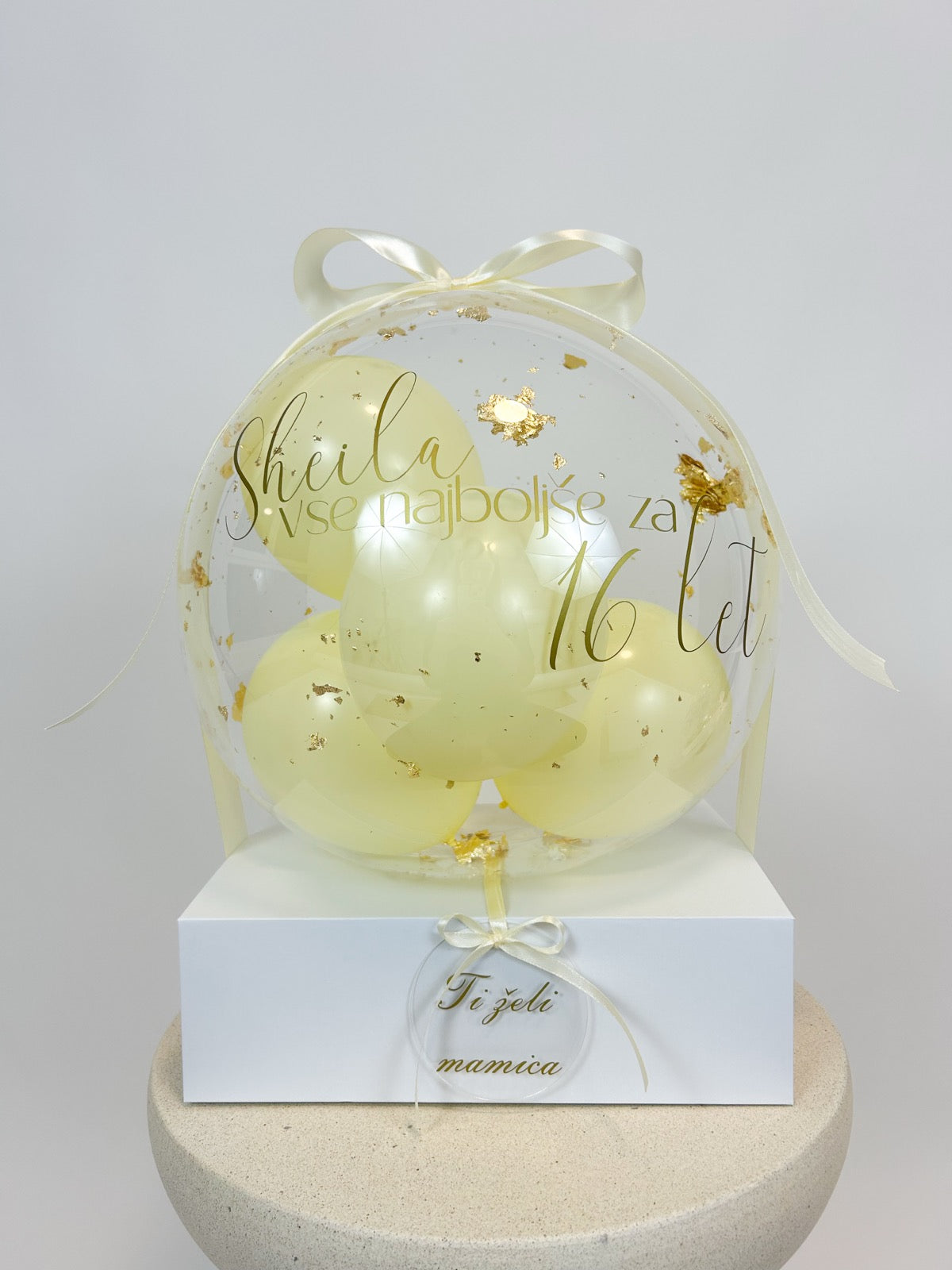 Rojstnodnevni balon z mini baloni rumen