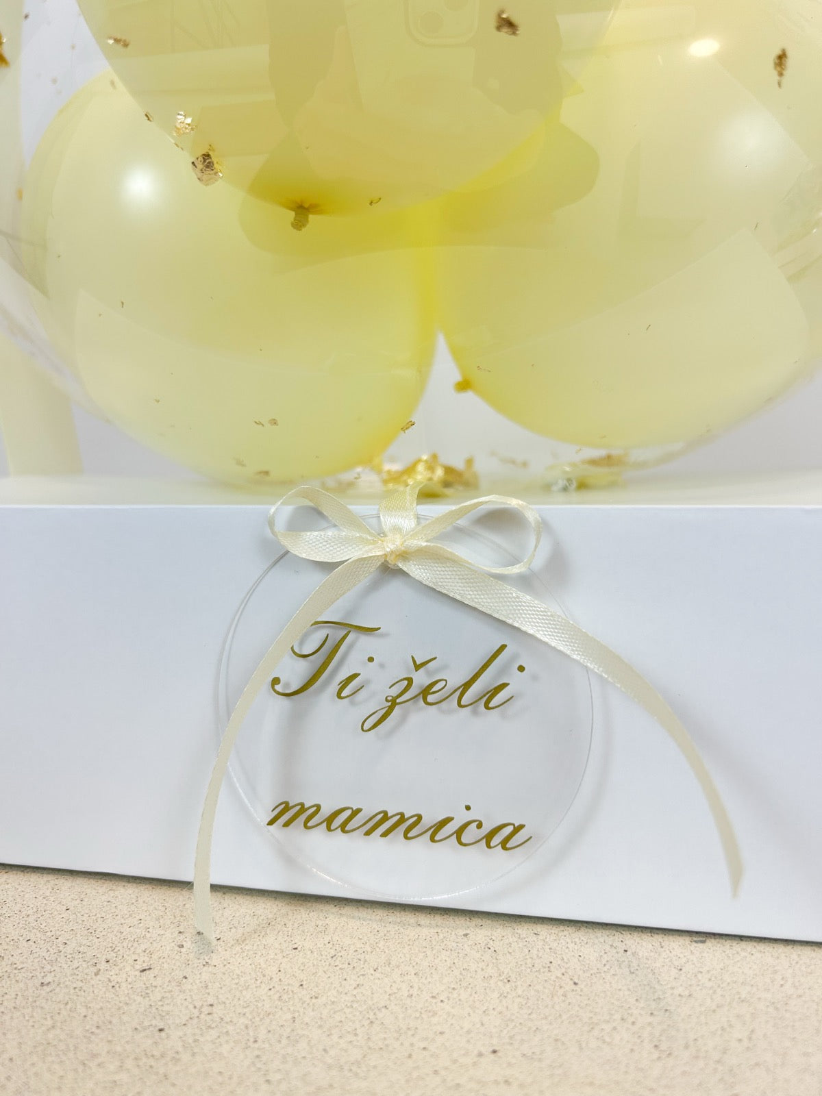 Rojstnodnevni balon z mini baloni rumen