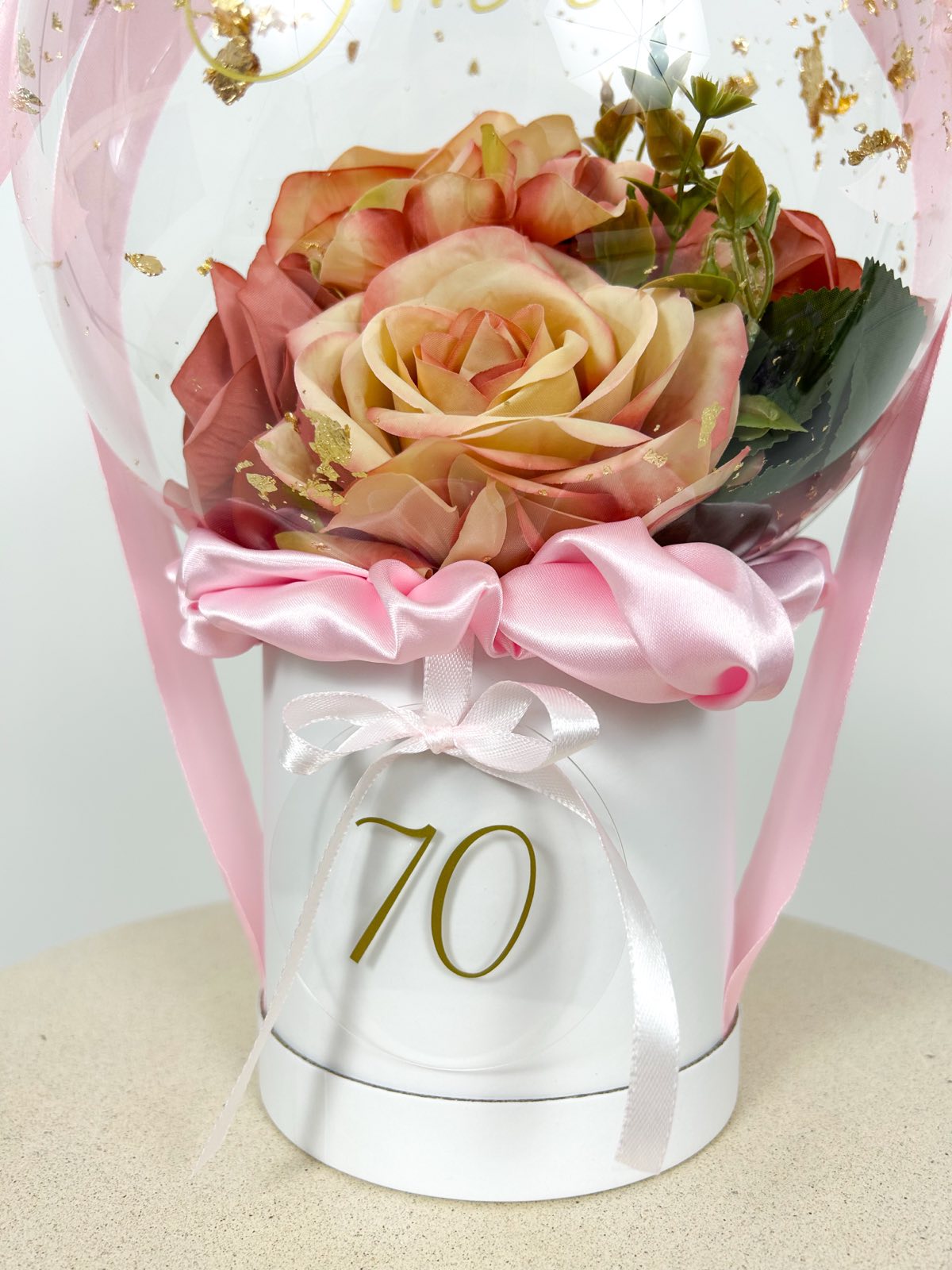 Rojstnodnevni balon z roza cvetjem